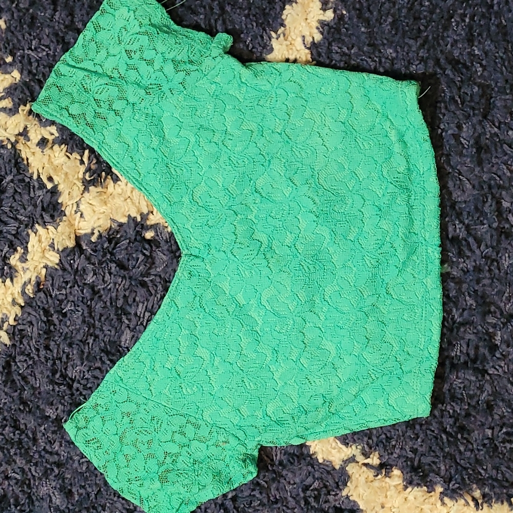Green lace crop tee small